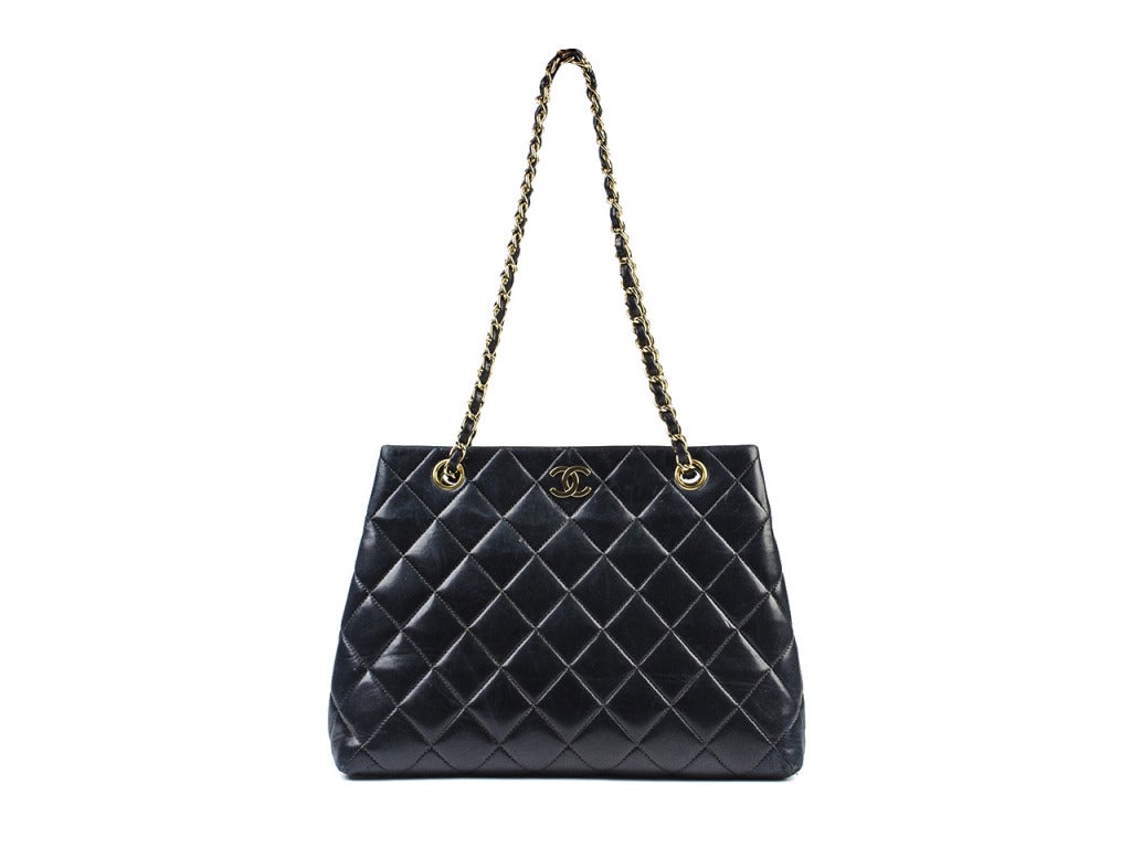 Vintage comes back in full force with this lovely Chanel bag. It is made of smooth leather in its traditional quilted style, with a small gold CC logo as well as gold chain link shoulder straps. Is a medium size.

Dimensions: 12