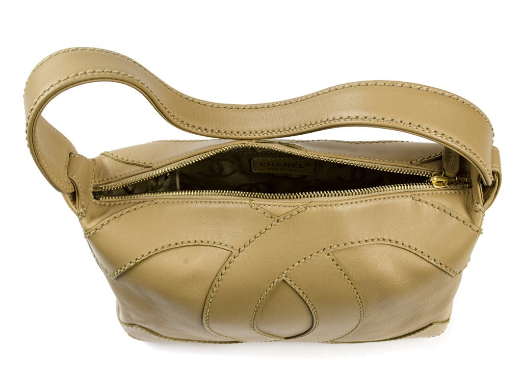 Women's Chanel Beige Shoulder Bag For Sale