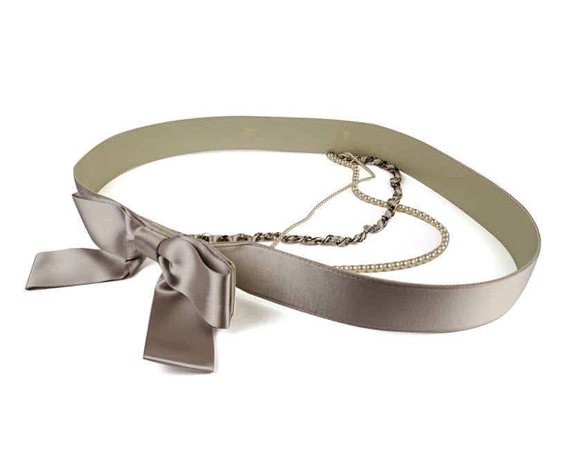 Chanel Satin Bow Pearl Chain Belt In Excellent Condition For Sale In San Diego, CA