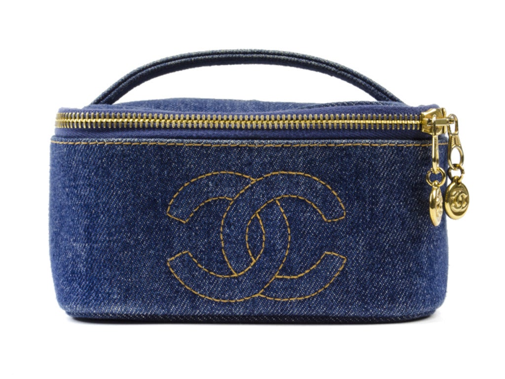 Whether you are on the go to work or traveling the world, keep your make-up and other accessories in a this rustic denim Chanel vanity! It has an urban feel with the vibrant blue denim with the beige CC logo stitched on the front. Has a gold chain