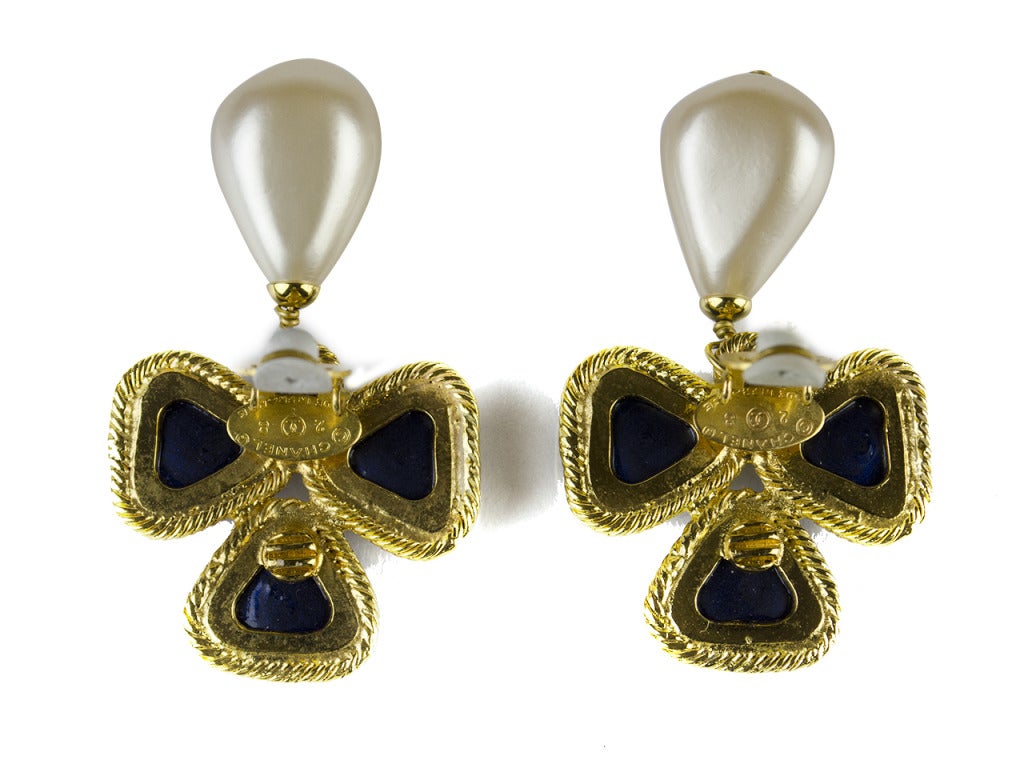 Three pearlized navy triangles wrapped in classic twisted gold and a rose pearl teardrop mix nautical structure and feminine movement in the Chanel vintage Season 28 pearlized earrings. Great with the navy and coral pieces in your