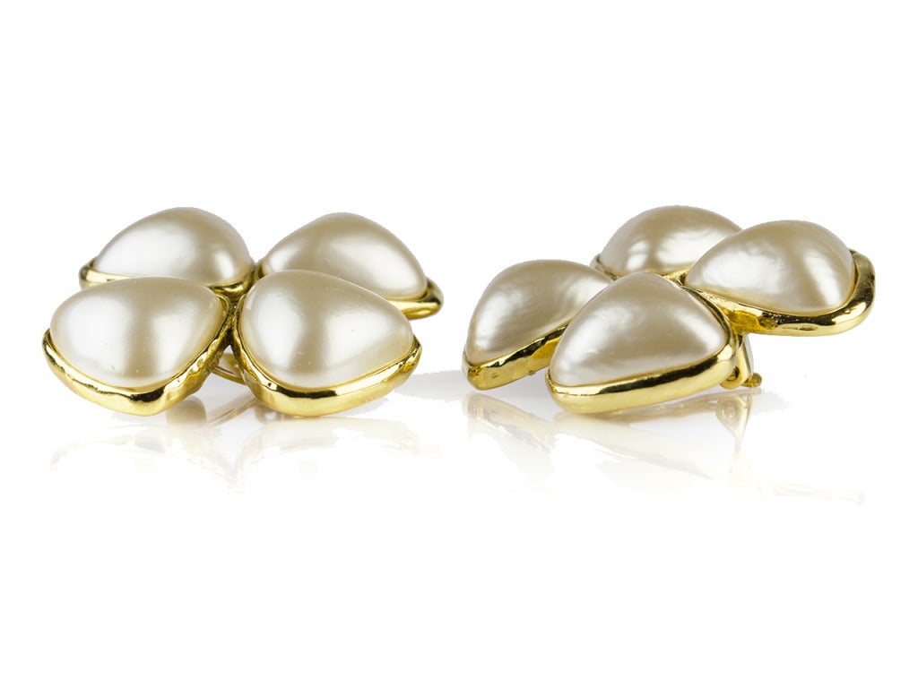Good luck in the form of pearl Chanel earrings! These four-leaf-clover-shaped studs feature standard-colored cream pearls in a yellow gold setting. Great with simple yellow gold necklaces, bracelets and rings.

Measurements: 1.5