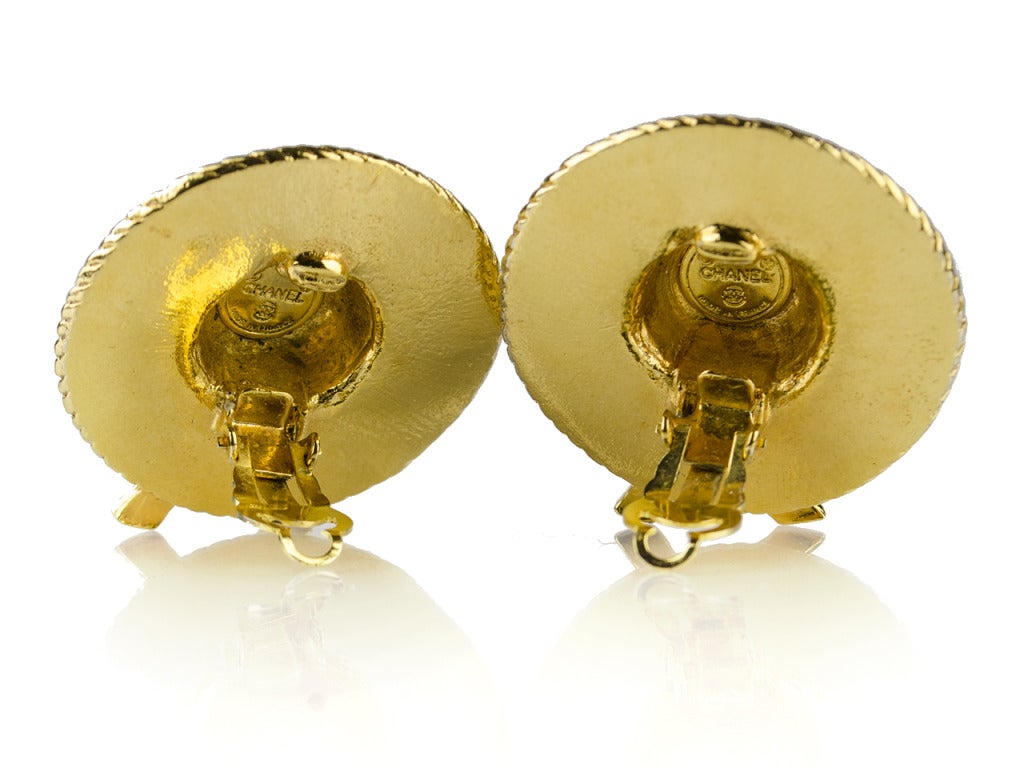 Chanel Vintage Hat Clip-On Earrings In Excellent Condition For Sale In San Diego, CA