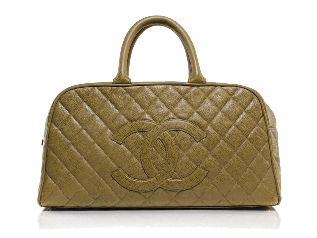 Look no further than the Chanel beige caviar leather duffle bag for the neutral satchel you've been searching for. Rock with boots, heels, flats or tennies and look equally smart and sophisticated every time. Beige quilted caviar leather is