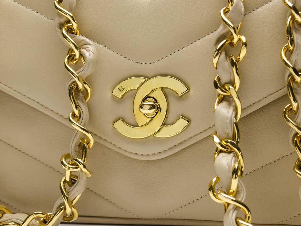 Chanel Vintage Beige Chevron Flap In Excellent Condition In San Diego, CA
