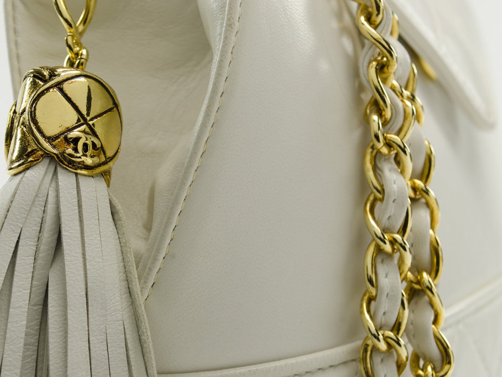 Chanel Vintage White Lambskin Matelasse Tassel Shoulder Bag In Excellent Condition In San Diego, CA