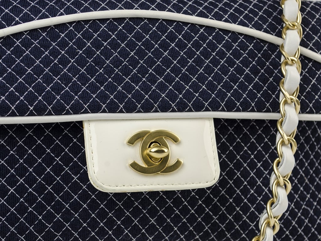 Chanel Navy Contrast Flap Bag In Excellent Condition In San Diego, CA
