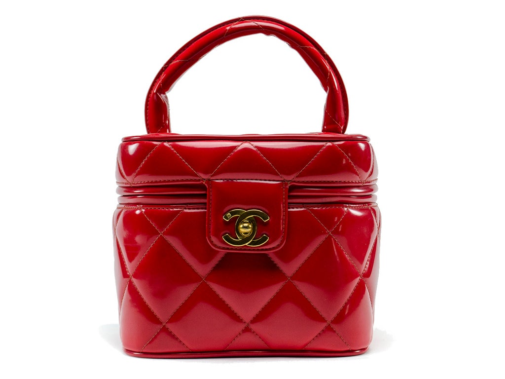 Tote your cosmetics in the finest style and apply them with ease with the Chanel red patent leather heart cosmetic vanity. Features red quilted patent leather and yellow gold interlocking CC turn lock charm on exterior and smooth red leather stamped