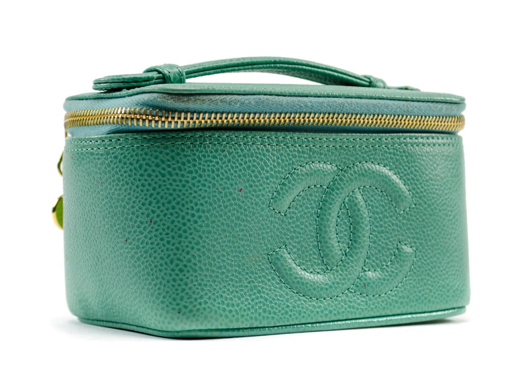 Carry your essentials in style! Gorgeous Chanel caviar leather vanity in turquoise is perfect for your essentials. This vanity features a top handle and zipper. 

Dimensions: 5.75