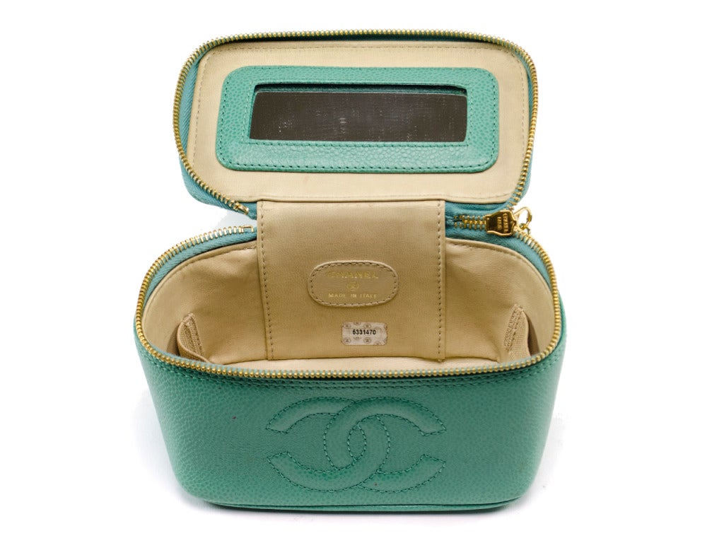 Chanel Turquoise Caviar Vanity In Good Condition For Sale In San Diego, CA