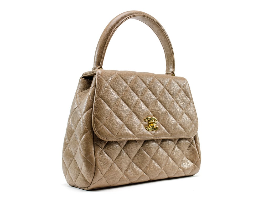 Audrey Hepburn meets Jackie Kennedy sums up this chic bag! Bag featured in gorgeous light brown caviar leather throughout, top handle, gold tone hardware, interlocking 'CC' detail at the front of the bag, front flap, one exterior pouch pocket.
