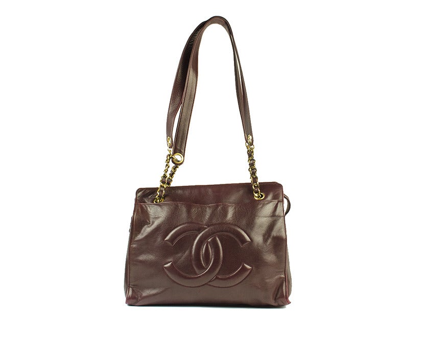 Soft medium brown leather and gold accents make this Chanel shoulder bag the perfect neutral addition to your wardrobe. Large interlocking 'CC' detail on front identify the piece as undeniably Chanel. 11