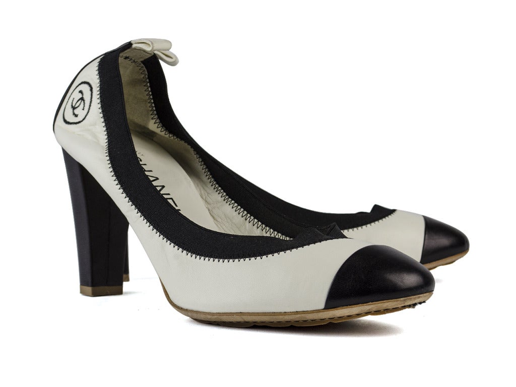 The Chanel ballerina heels are the perfect addition to any fashionistas wardrobe! These heels are featured in white leather throughout with navy blue cap toe detail, elastic detail throughout the upper, interlocking ‘CC’ detail at the outer portion