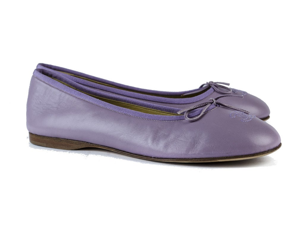 The quintessential Chanel flat — you really can’t go wrong and it’s definitely worth investing in every color! These flats are featured in lavender leather with iconic interlocking ‘CC’ logo at the toe with a bow detail. Slight heel. Condition:
