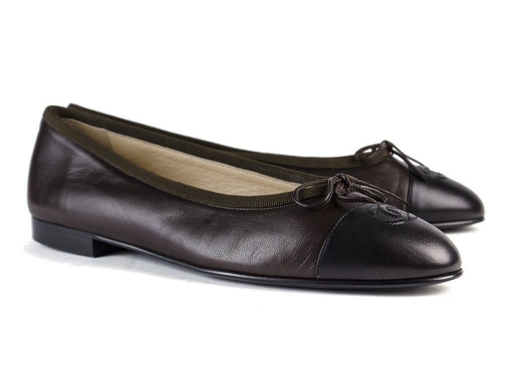 The quintessential Chanel ballerina flat will be sure to never disappoint! These shoes are featured in chocolate brown throughout with a black cap toe, iconic interlocking ‘CC’ details with bow adorned at the top of the vamp. Condition: Brand new in