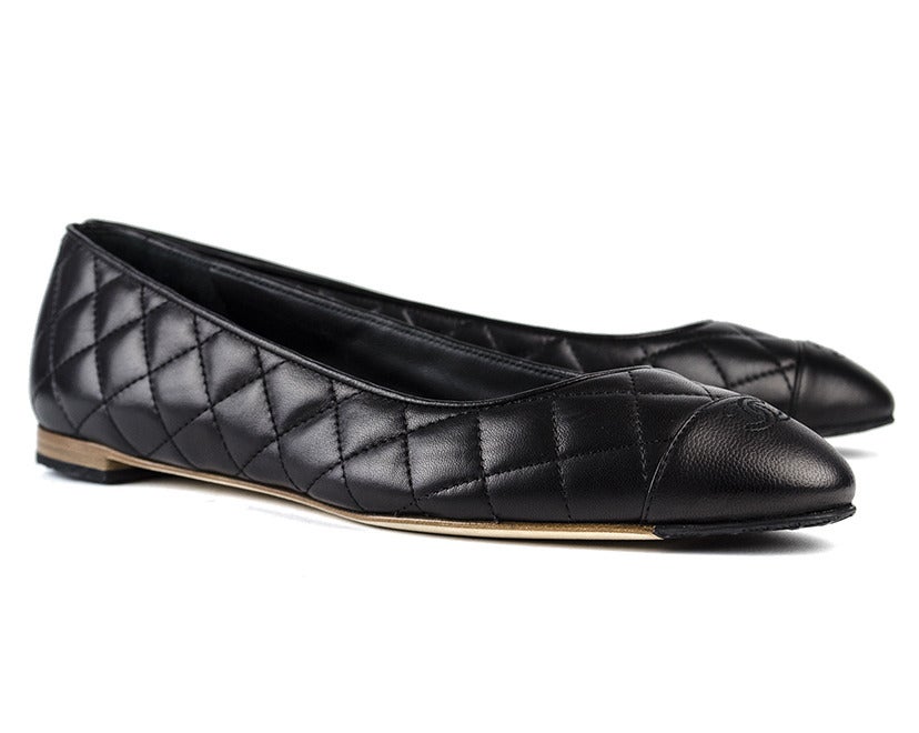 Dress up those jeans and do casual Friday right with the Chanel black quilted flats. From the interlocking CC symbol embroidered on the dainty cap toe to the medium wood color of the soles, this flat moves effortlessly from afternoon meeting to