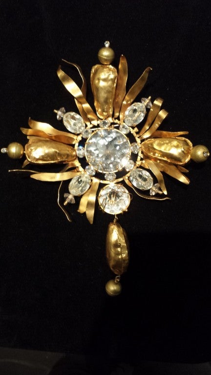 A fine and rare vintage Christian Lacroix Haute Couture brooch.
Gold metal with cristal.
Made in France 
Excellent Condition

*Please contact dealer to purchase