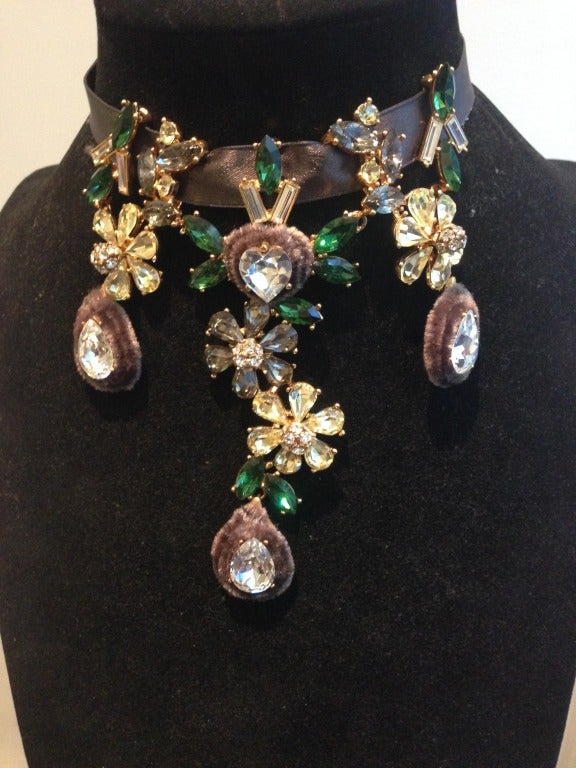 Sublime Vintage Christian Lacroix/Swarovski crystal necklace.
Gilt metal,silk and crystal.
Signed gilt metal.

Made in france

*Please contact dealer to purchase