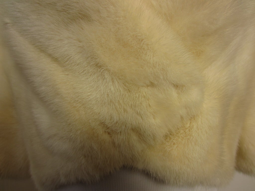 Vintage Cream Soft Mink Stole In Excellent Condition In Port Hope, ON