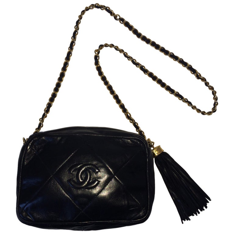 This vintage Chanel camera bag with tassel exemplifies why we love vintage Chanel. In soft lambskin quilted leather , this bag can be worn off the shoulder or cross body.
The leather side tassel is stopped by a CC embossed gold metal jewel like