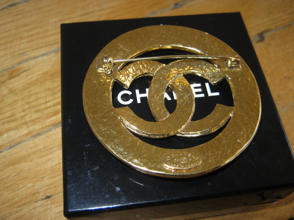This elegant brooch features 18k plated gold, the CC signature logo and a hammered texture on the back.

Th brooch comes with its box and is in great condition.