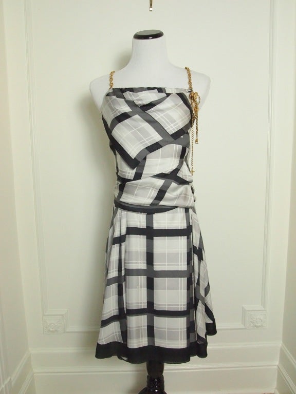 Collector's item from the house of Louis Vuitton.

Beauty and creativity go hand-in-hand when one examines the design details of this beautiful Louis Vuitton dress. The silhouette reflects a timeless, feminine style with a modern twist.

The