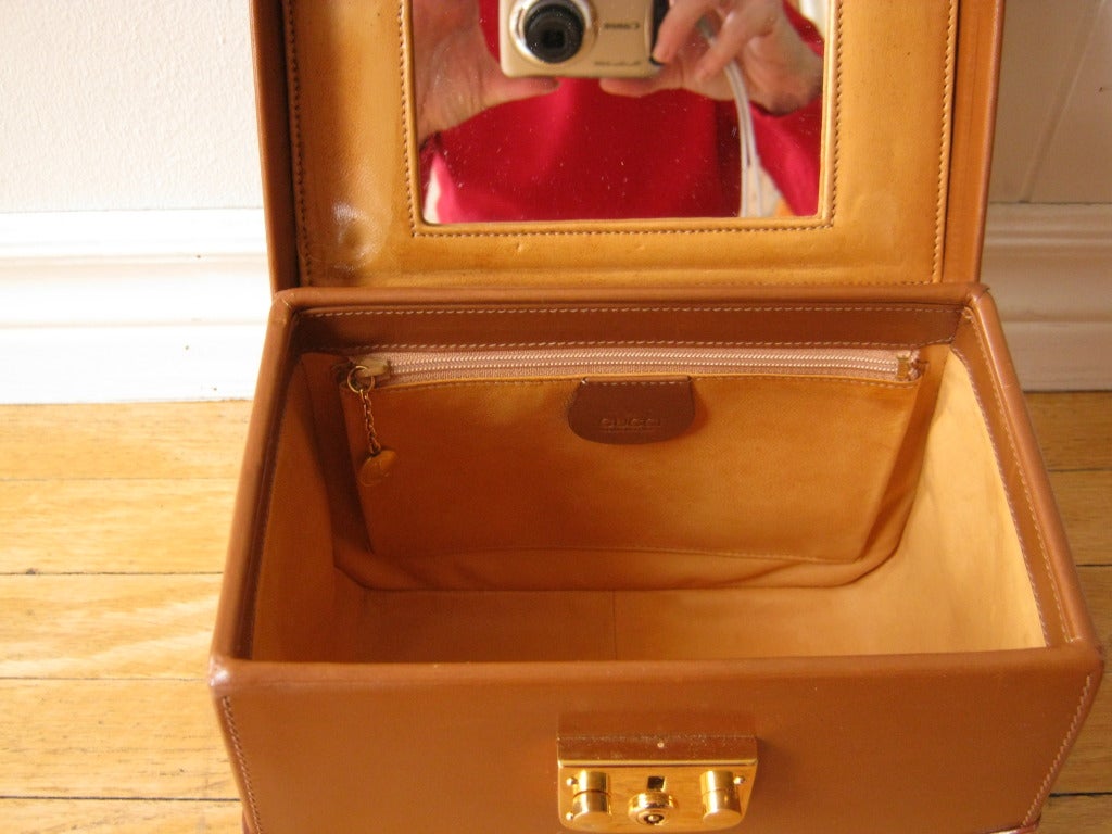 Rare Beautifully Crafted Leather GUCCI Case with Mirror In Excellent Condition In Port Hope, ON