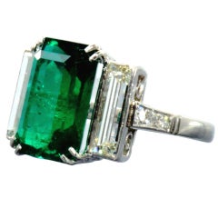 Elegant Art Deco Emerald and Diamond Ring