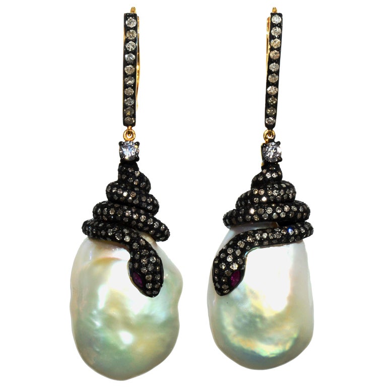 Large pearl earings The perfect pair of earrings can completely change your look. From low-key studs to give you a little sparkle or a pair of statement earrings to ramp up your evening looks, David Jones online has .