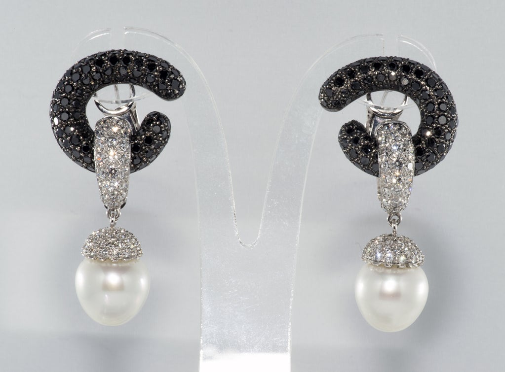 Important black and white drop diamond earrings with 15 mm
natural white pearls. White diamond hoop with pearl is detachable.   French clip with prong, which can be removed if ears are not pierced.