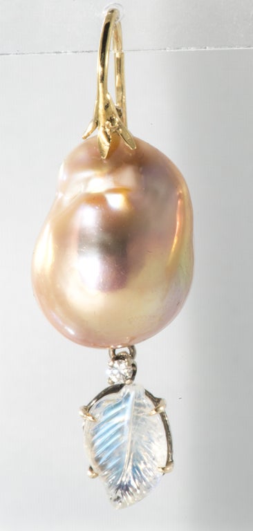 Baroque fresh water apricot pearl  drop earrings In Excellent Condition In Houston, TX