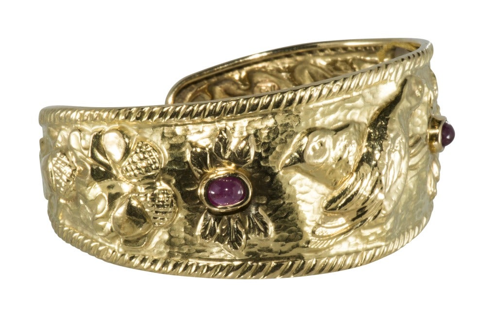 Modern Hand Reposse  La. Nouvelle Bague Gold and Ruby Cuff