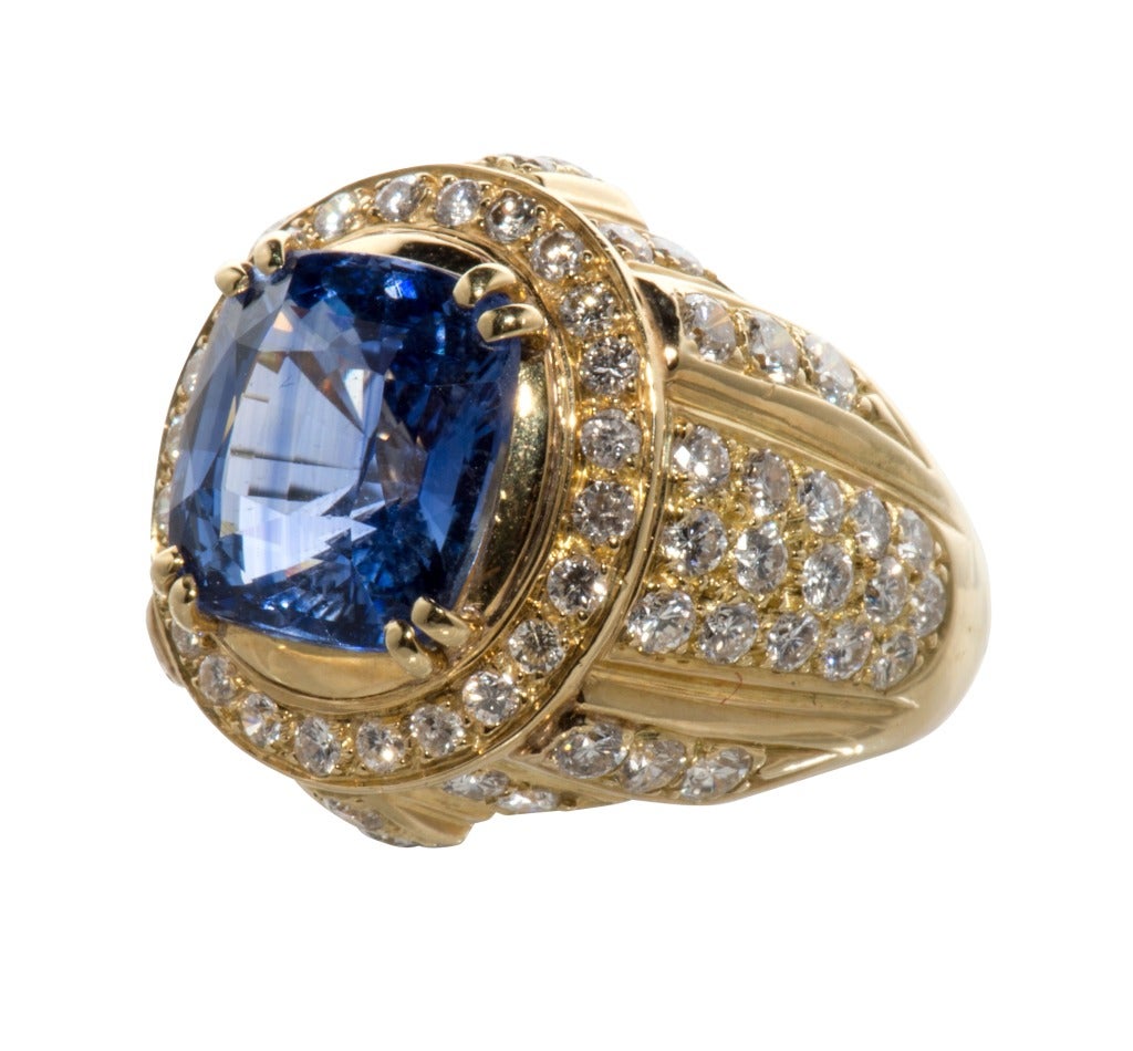 Beautiful Ceylon Sapphire and diamond dome ring In Excellent Condition In Houston, TX
