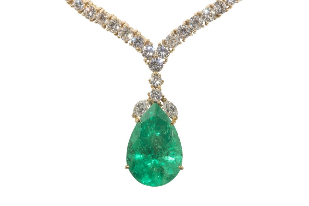 18k Yellow gold 'V' Line necklace with detachable Pear Shaped Emerald

Emerald 19.70
Diamonds=14.03 Carats  VS-SI1