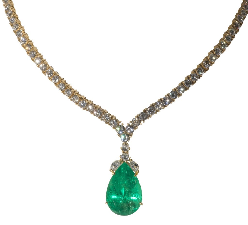 Impressive Emerald and Diamond necklace In Excellent Condition In Houston, TX