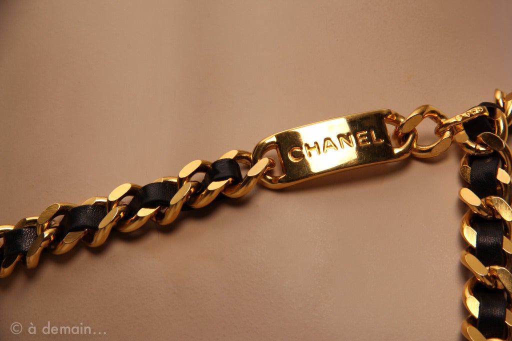 Chanel 1995 black leather and gold metal chain belt In New Condition In Paris, IDF