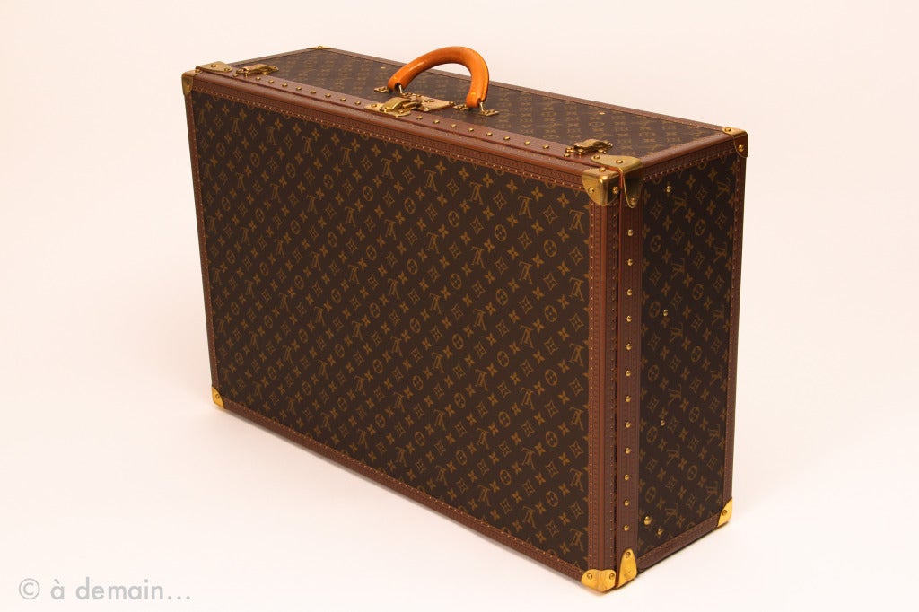 Marvelous Louis Vuitton suitcase, as it is very decorative, it can be used in a bedroom as storage or as a coffee table.

Alzer 80 Monogram hard suitcase or luggage.
Canvas iconic monogram, natural leather trim and handle.
Flip locks in brass