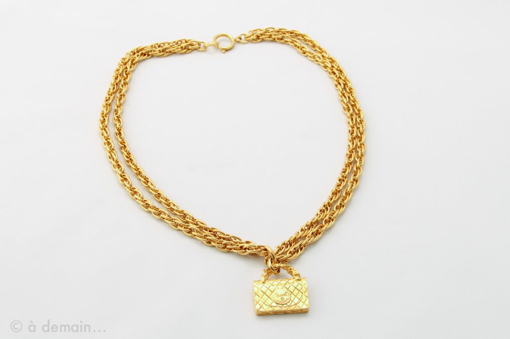 The famous and iconic Chanel 2.55 handbag has been created in February 1955 and still remains the most popular handbag of Chanel. Coco Chanel added beneath the flap of the bag an inner zippered pocket to place her love letters.
This necklace comes