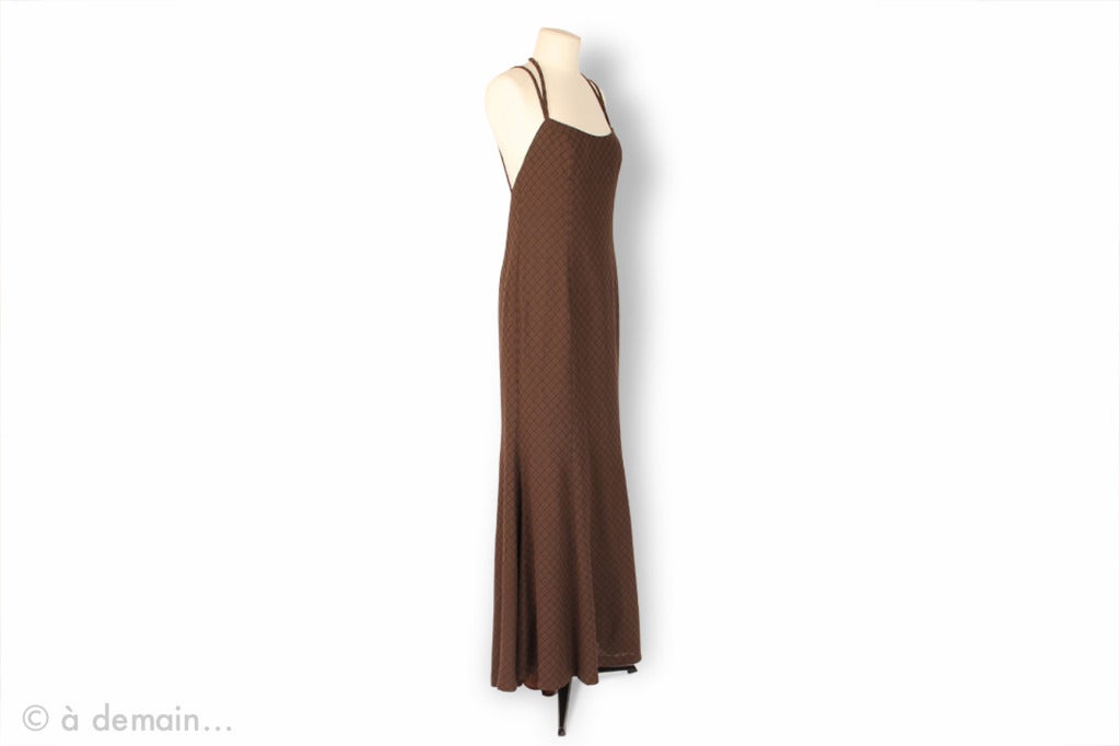 Rare Rochas Evening Dress of brown damask cotton, crossed thin straps, slightly taken in at the waist, a nice look of dress with a train at the back. Vintage from the late 1980s. 

Condition: Good 
FR size: about 40 (not indicated)