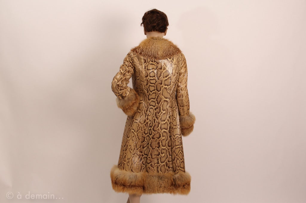 Georgeous python coat fox collar by Madelene made in the 1970s for a parisian woman who loved to be special!  Very nice python leather and fox fur in excellent condition.
      
FR size 36/38

bust: 40cm
waist: 38 cm
shoulders: 36 cm