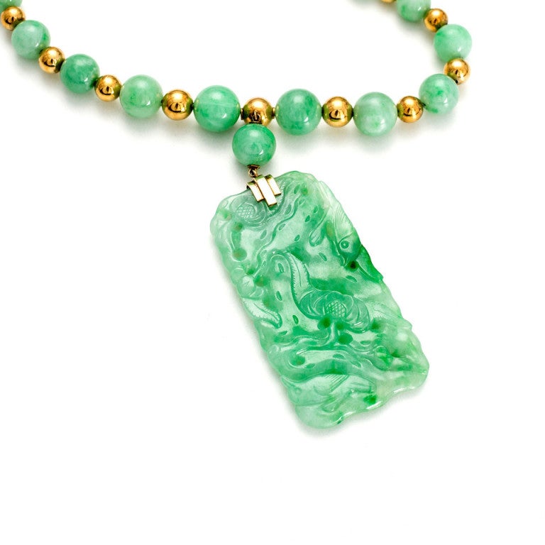 Natural Graduated Round Jadeite Jade Bead Gold Pendant Necklace In Good Condition In Stamford, CT
