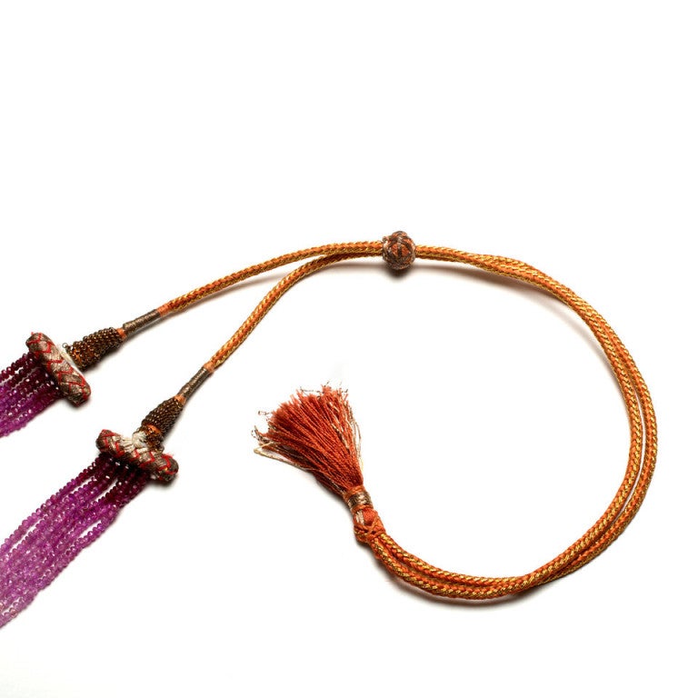 Collana di perline con rubino e zaffiro a 6 fili.  Le perline sfaccettate a mano hanno dimensioni comprese tra 2,6 e 3 mm. Ogni perla della collana è di corindone autentico. Il centro della collana è un rubino. I colori si fondono magnificamente dal