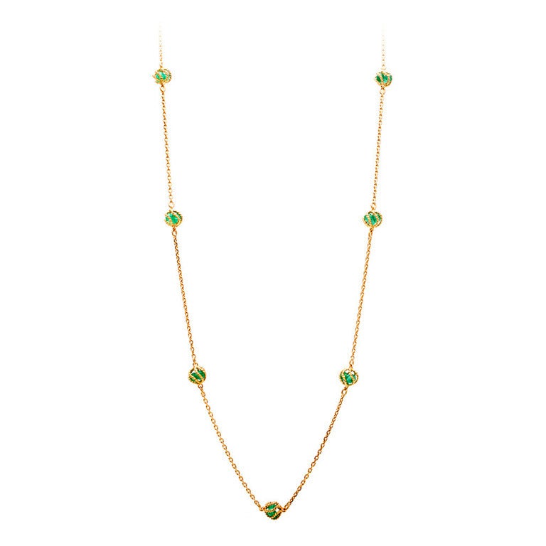 1960 extra fine long chain Emerald By The Yard necklace from  Mellerio dits Meller. . 

33 genuine bright green Emerald round beads, approx. total weight 7.00cts, SI1 to I1, approx. 3.5mm
Chain diameter: 1.9mm
Twisted beads: 9mm diameter
22.3