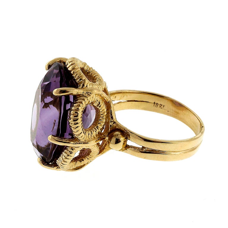 Bright Purple Amethyst Yellow Gold Ring c1950 In Good Condition In Stamford, CT