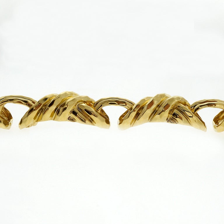 Dramatic swirl link faceted 3-D authentic Henry Dunay bracelet. Hidden box catch and underside safety. Excellent condition.

55.7 grams 
18k Yellow gold 
Stamped: 18k 750 Hallmark: Dunay A5348 
Length: 7 inches 
Width: 11.2mm or .44 inch
