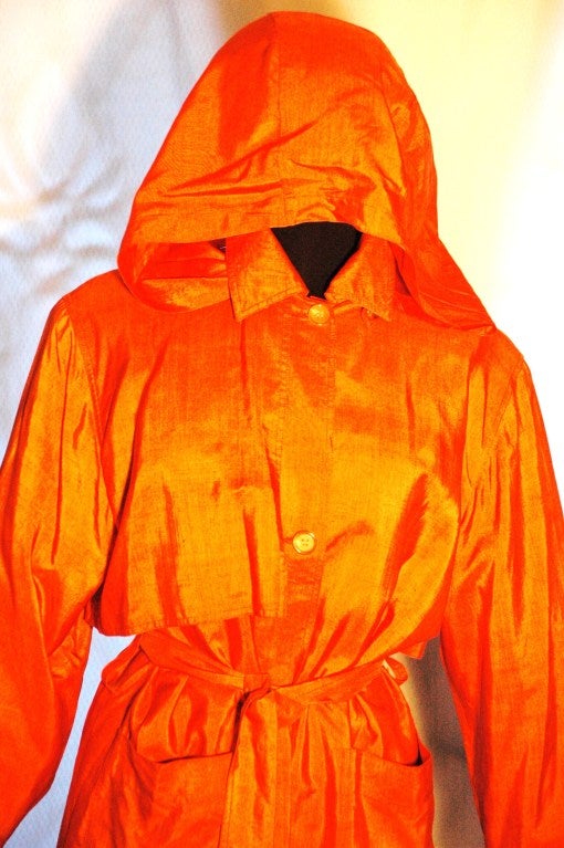 This is a 1990s Isaac Mizrahi  100% silk tangerine orange thin coat with hood. Size 6 Fully lined.
Made in USA
Measurements:
Length 30