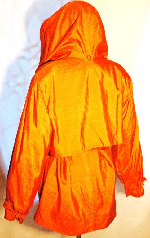 1990s Isaac Mizrahi 100% Silk Tangerine Trench Thin Rain Coat w Hood In Excellent Condition For Sale In Lake Park, FL