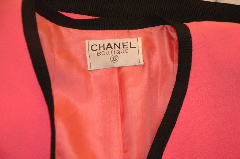 Chanel 1980s Pink ICONIC Jacket Skirt Suit w Bow Trim CC Logo Buttons For Sale 3