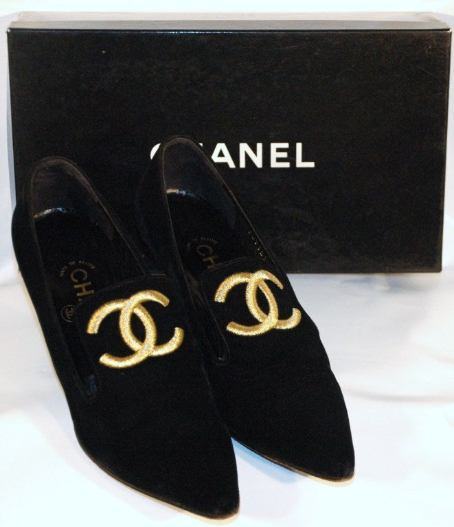 Vintage 1993 Chanel Velour Gold Embroidered CC Logo Heels 36 1/2 In Good Condition In Lake Park, FL