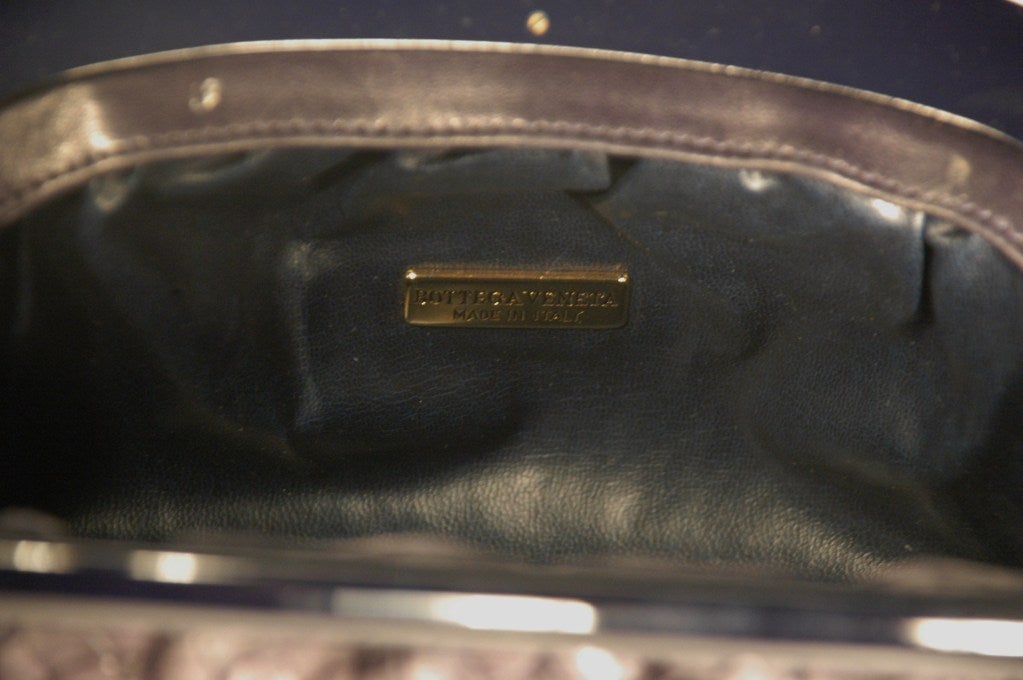 Vintage 1980s Bottega Veneta Navy Woven Lambskin Leather Lucite Frame Clutch Handbag Purse For Sale 5